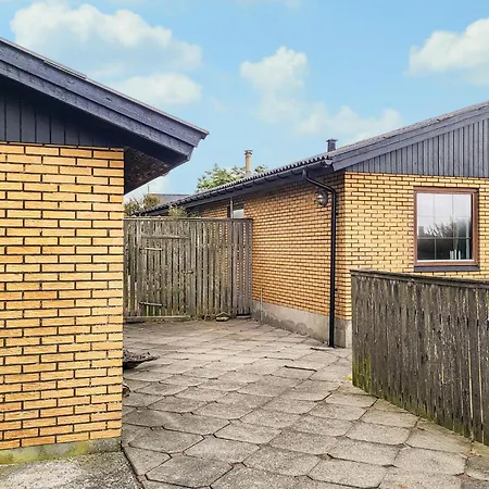 Holiday home 4 Bedroom Pet Friendly In